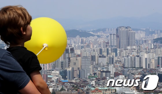 서울 중구 남산 전망대를 찾은 관광객들이 도심 속 아파트 단지를 바라보고 있다. 023.5.14/뉴스1 © News1 장수영 기자