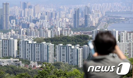 서울 중구 남산 전망대를 찾은 관광객들이 도심 속 아파트 단지를 바라보고 있다. 2023.5.14/뉴스1 © News1 장수영 기자