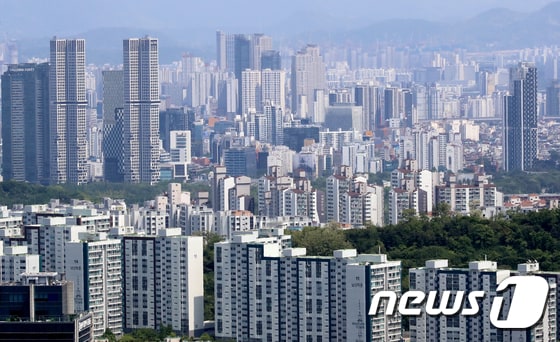 14일 서울 중구 남산 전망대에서 아파트 단지가 보이고 있다. 2023.5.14/뉴스1 © News1 장수영 기자
