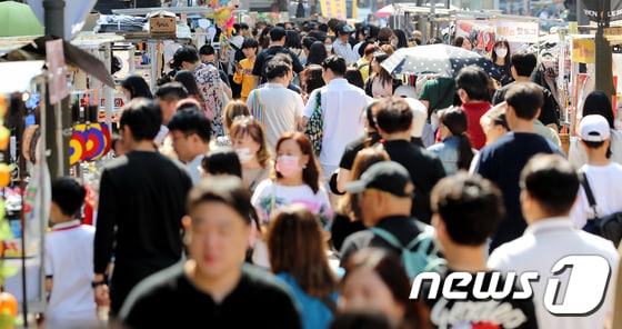 서울 중구 명동거리가 마스크를 쓰지 않은 많은 관광객들로 북적이고 있다./뉴스1 © News1 장수영 기자