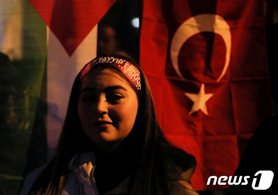 15일(현지시간) 튀르키예 이스탄불에서 집권 정의개발당(AKP)의 레제프 타이이프 에르도안 튀르키예 대통령의 지지자가 미소를 짓고 있다. © 로이터=뉴스1 © News1 정윤영 기자