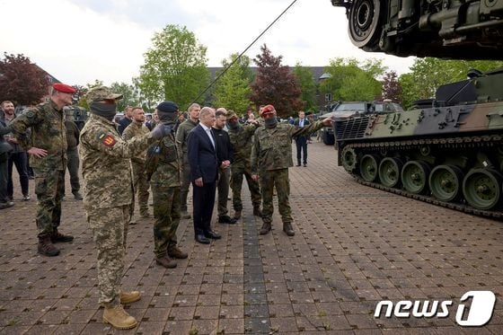볼로디미르 젤렌스키 우크라이나 대통령이 14일 (현지시간) 독일 아헨에 있는 군사 기지를 올라프 숄츠 총리와 방문해 군사 장비를 둘러 보고 있다. © AFP=뉴스1 © News1 우동명 기자