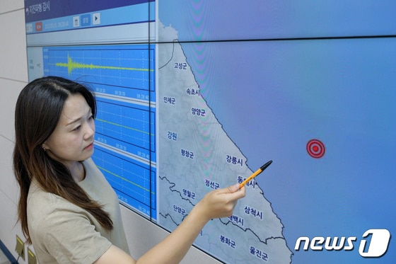 강원 동해 북동쪽 약 52km 부근 해역에서 규모 4.5 지진이 발생한 15일 서울 동작구 기상청 브리핑룸에서 직원이 지진 발생 지점을 가리키고 있다. 이날 오전 6시27분 발생한 지진은 지진 계기관측이 시작된 이래 역대 22번째로 강했으며 올해 한반도에서 발생한 지진 중 규모가 가장 컸다. 2023.5.15/뉴스1 © News1 안은나 기자