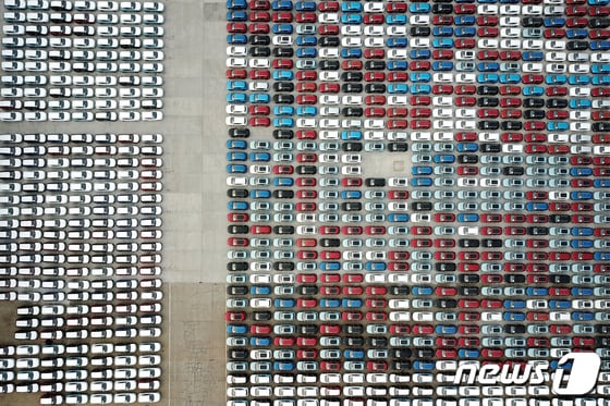 선적을 위해 중국의 주요항구인 리엔윈깡에 대기하고 있는 차량들. © 로이터=뉴스1 © News1 박형기 기자