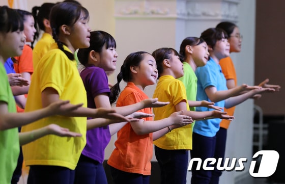 지난 5월 제16회 세계인의날 기념행사에서 다문화어린이합창단이 공연하고 있다. © News1 구윤성 기자