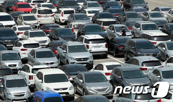 경기 시흥시 현대글로비스 오토벨시화센터에 중고차들이 모여있다. © News1 안은나 기자
