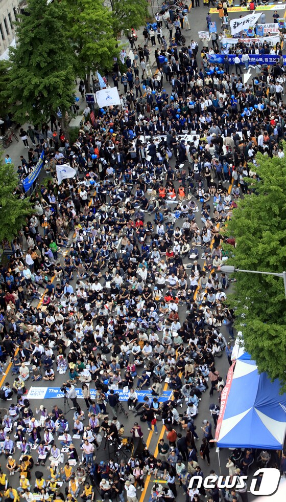 17일 오후 광주 동구 금남로에서 열린 제43주년 5·18민주화운동 기념일 전야제에서 시민들이 민주평화대행진을 하고 있다.(공동취재) 2023.5.17/뉴스1 © News1 황기선 기자