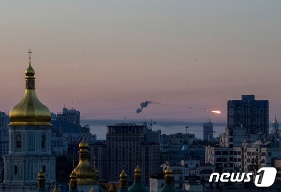 18일(현지시간) 우크라이나 전역에 공습 경보가 선포된 가운데 수도 키이우에서 러시아 미사일이 격추되고 있다. © 로이터=뉴스1 © News1 박재하 기자