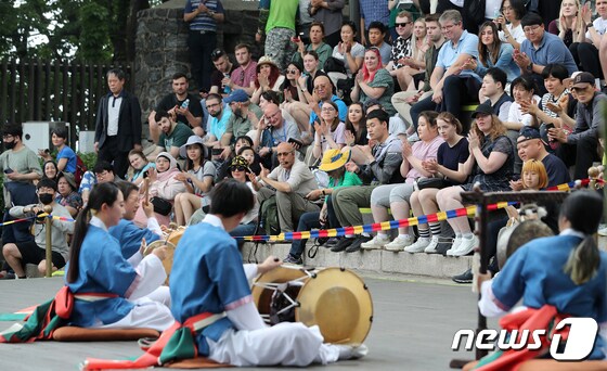  서울 중구 남산공원을 찾은 외국인 관광객들이 사물놀이를 관람하고 있다. 2023.5.19/뉴스1 © News1 