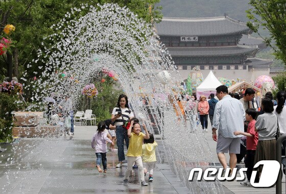 서울 세종대로 광화문광장 분수대를 찾은 시민들. /뉴스1 © News1 이동해 기자