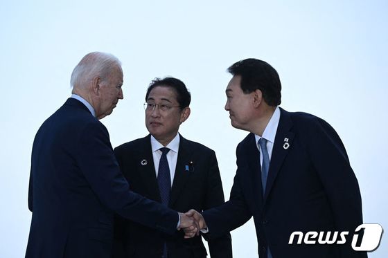 윤석열 대통령과 조 바이든 미국 대통령(맨좌측), 기시다 후미오 일본 총리(가운데). © AFP=뉴스1 © News1 이동원 기자