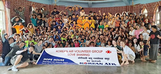지난 5월 15일~20일, 대한항공 사내봉사단 회원들은 네팔 치트완 지역 어린이보육원을 방문해 시설 설치 및 교육 봉사활동을 펼쳤다(대한항공 제공)