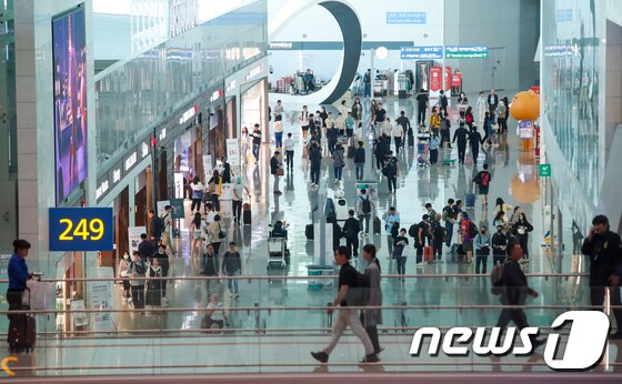 인천국제공항 제2여객터미널에서 여행객들이 면세점을 이용하고 있다. 2023.5.22/뉴스1 © News1 김도우 기자