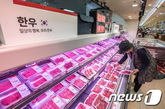 서울의 한 대형마트에서 한우 고기가 판매되고 있는 모습. 2023.5.22/뉴스1 © News1 이재명 기자
