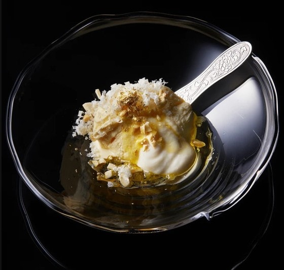 기네스 세계 기록에 등재된 가장 비싼 아이스크림 '뱌쿠야'와 세트로 출시된 스푼. (출처 : 쎄라토 누리집)