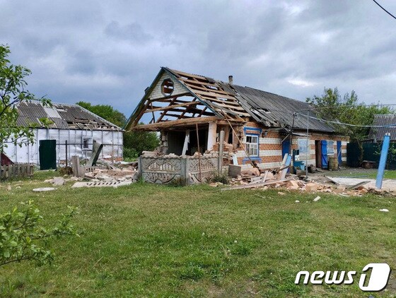 23일(현지시간) 우크라이나 국경과 접한 러시아 서부 벨고로드 지역에서 교전이 발생해 가옥이 파괴된 모습이다. 러시아는 전날부터 이어진 이번 교전의 배후로 우크라이나 사보타주(파괴공작) 그룹을 지목했지만, 러시아 반체제 단체 2곳이 자신들의 소행임을 밝혔다. 2023.05.23. © 로이터=뉴스1 © News1 김성식 기자