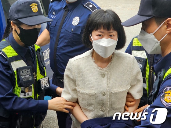 아버지를 살해한 혐의로 무기징역형을 선고받은 무기수 김신혜씨가 24일 오전 재심 준비기일에 참석하기 위해 광주지방법원 해남지원으로 호송되고 있다. 김씨는 이날 취재진에 