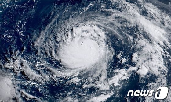 24일 미국 국립해양기상청이 공개한 태풍 마와르의 위성 사진. 강력한 바람을 동반한 태풍이 괌에 접근하고 있다. 2023.05.24. © AFP=뉴스1 © News1 권진영 기자