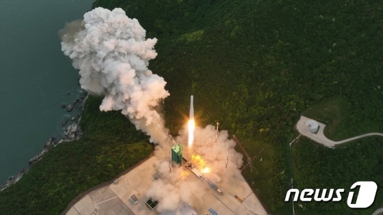 한국형 우주발사체 누리호(KSLV-Ⅱ)가 25일 오후 전남 고흥군 나로우주센터에서 발사되고 있다. (항공우주연구원 제공) 2023.5.25/뉴스1 © News1 장수영 기자
