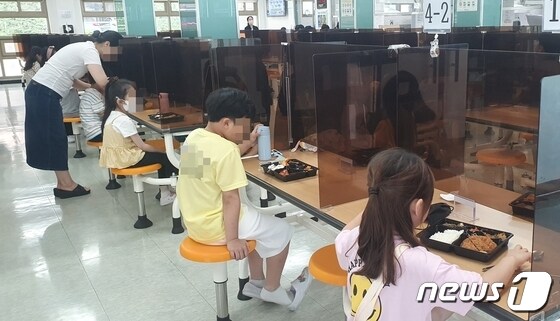  26일 오전 11시40분 대전 중구에 있는 한 초등학교에서 학생들이 점심으로 도시락을 먹고 있다.2023.5.26/뉴스1 © News1 허진실 기자
