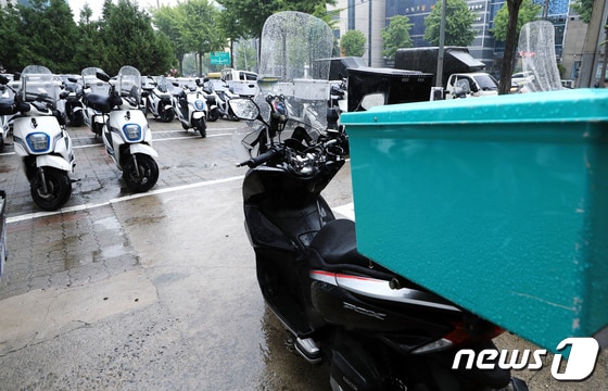 서울 강남구 역삼동 배달대행 업체 앞에 배달용 바이크가 주차되어 있다. /뉴스1 © News1 박정호 기자