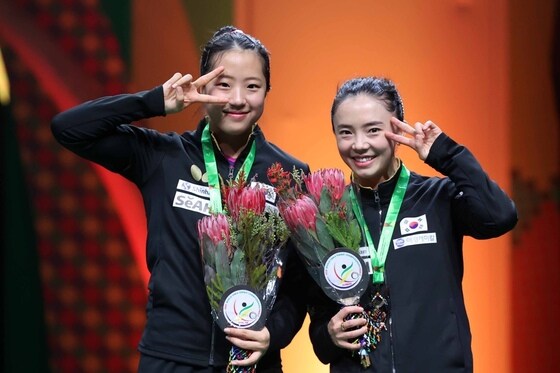 탁구세계선수권 여자 복식에서 은메달을 딴 신유빈(왼쪽)과 전지희.(대한탁구협회 제공)