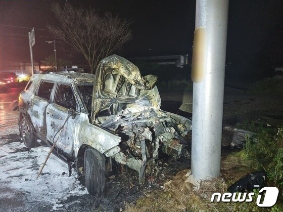 27일 오후 11시 24분께 충남 당진시 송산면의 한 도로에서 토레스 SUV 차량이 전봇대를 들이받고 불이 났다.(당진소방서 제공)