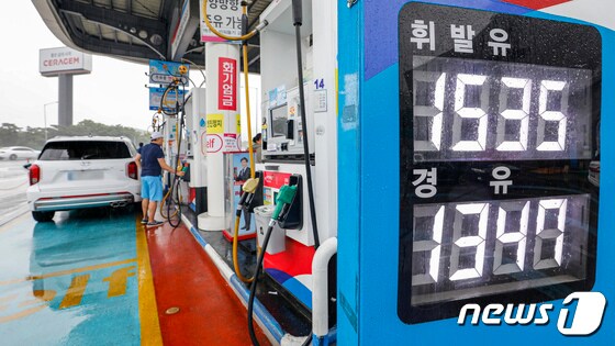 한국석유공사 유가정보시스템 오피넷에 따르면 5월 넷째 주 전국 주유소 휘발유 평균 판매 가격은 리터당 1609.5원으로 지난주보다 17.8원 내렸으며, 경유 평균 판매 가격은 전주보다 29.7원 하락한 리터당 1439.0원으로 집계됐다. 사진은 28일 서울 서초구 만남의광장주유소에서 시민들이 주유를 하는 모습. 2023.5.28/뉴스1 © News1 김도우 기자