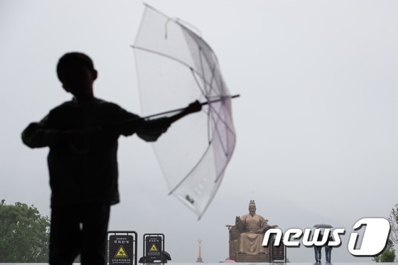 전국에 비가 내리는 서울 광화문광장을 찾은 시민들이 우산을 쓰고 이동하고 있다. 2023.5.28/뉴스1 © News1 유승관 기자