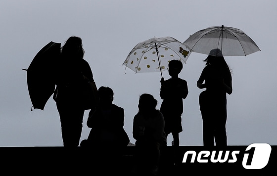 우산 쓰고 나들이 나온 시민.(자료사진)/© News1 김도우 기자