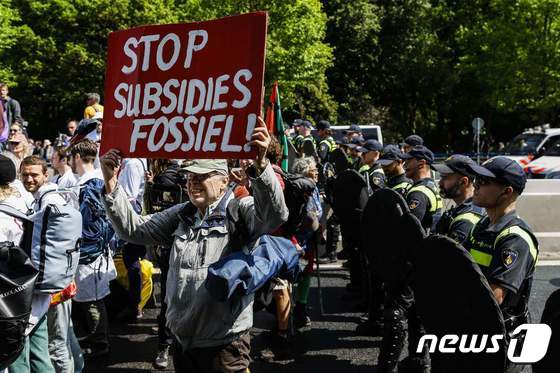 네덜란드에서 화석 연료에 대한 보조금 지급 중단을 요구하며 시위를 벌인 환경 운동가 1500명 이상이 체포됐다. 2023.05.27. © AFP=뉴스1 © News1 정윤영 기자