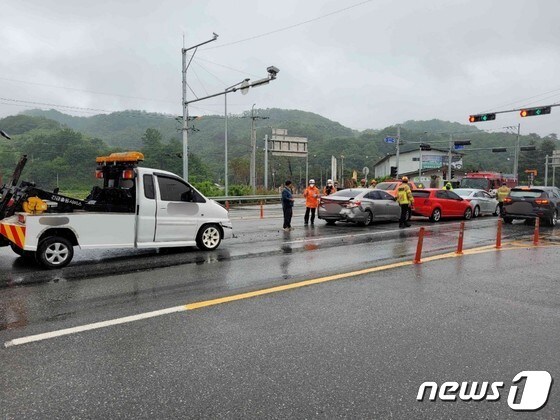 28일 오후 2시44분쯤 경북 문경 호계면의 한 교차로에서 차량 4대가 잇따라 들이받아 8명이 다쳤다. (경북소방본부 제공)/뉴스1