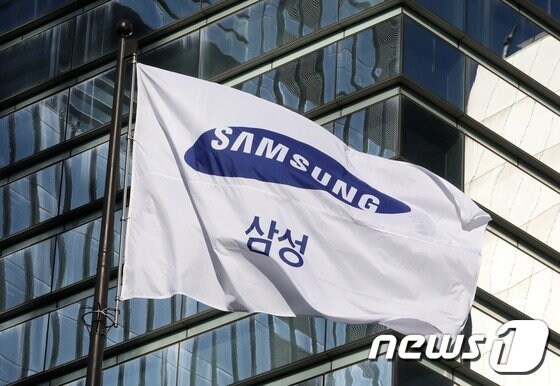 서울 삼성전자 서초사옥에 삼성 깃발이 펄럭이고 있다. 2022.12.5/뉴스1 © News1 박세연 기자