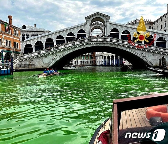28일(현지시간) 이탈리아 베니스 운하의 물이 온통 밝은 초록빛으로 변했다. 당국은 정확한 원인을 조사하고 있다. 2023.05.28/ © 로이터=뉴스1 © News1 권진영 기자