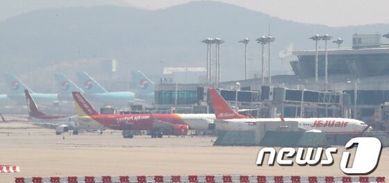 인천국제공항 계류장에 제주항공과 티웨이항공 여객기 모습이 보이고 있다. (뉴스1 자료사진)© News1 임세영 기자