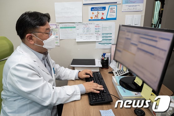 서울 도봉구 한 의원에서 의사가 진료를 보고 있다. (사진은 기사와 상관없음)/뉴스1 © News1 유승관 기자