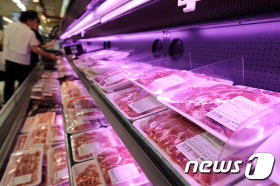 30일 서울 시내의 한 대형마트에 돼지고기가 진열돼 있다. 2023.5.30/뉴스1 © News1 이승배 기자