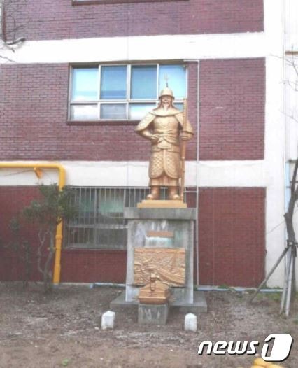  부산 A초등학교에 설치돼 있는 이순신 장군 동상(기증자 B씨 제공)