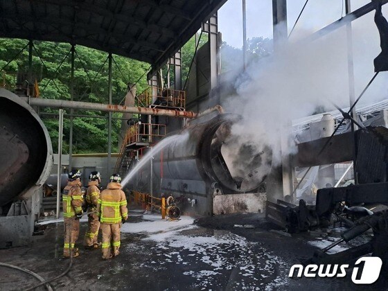 31일 오전 3시59분쯤 충북 옥천군 청산면 소재 폐플라스틱 재생유 생산공장에서 불이 났다. (옥천소방서 제공)
