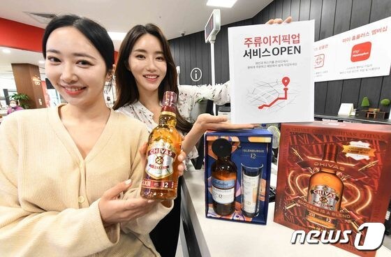 모델이 31일 서울 홈플러스 메가푸드마켓 강서점에서 이지픽업 서비스를 소개하고 있다(홈플러스 제공).
