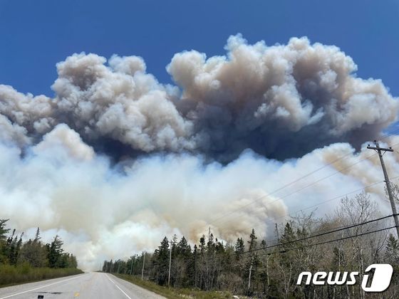 28일(현지시간) 캐나다 노바스코샤주의 배링턴호 주변에서 산불로 인한 연기가 치솟고 있다. © AFP=뉴스1