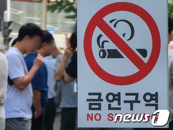 서울 시내 거리에서 시민들이 흡연을 하고 있다. (뉴스1 DB, 기사와 관련 없음) © News1 유승관 기자