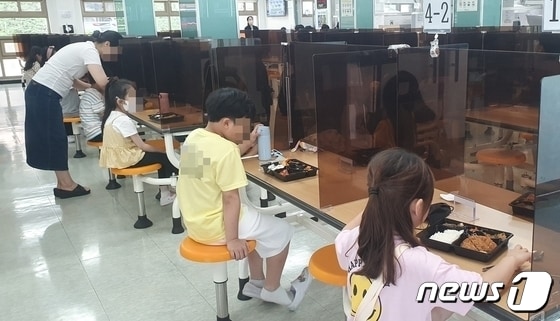 지난 26일 오전 11시40분 대전 중구의 한 초등학교에서 학생들이 점심으로 도시락을 먹고 있다.2023.5.26/뉴스1 © News1 허진실 기자 
