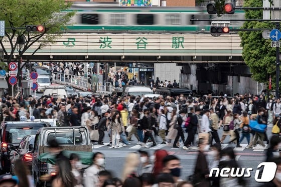 일본 도쿄 시부야역 인근 횡단보도에서 사람들이 바쁘게 길을 건너고 있다. 2023.04.05/ © AFP=뉴스1 © News1 권진영 기자