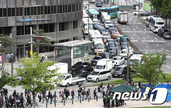 31일 서울 시청역 일대가 집회로 인해 교통체증을 빚고 있다. 2023.5.31/뉴스1 © News1 김민지 기자