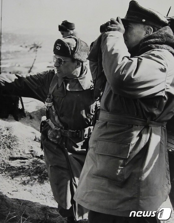 맥아더 장군의 전방시찰 (유엔평화기념관 제공)
