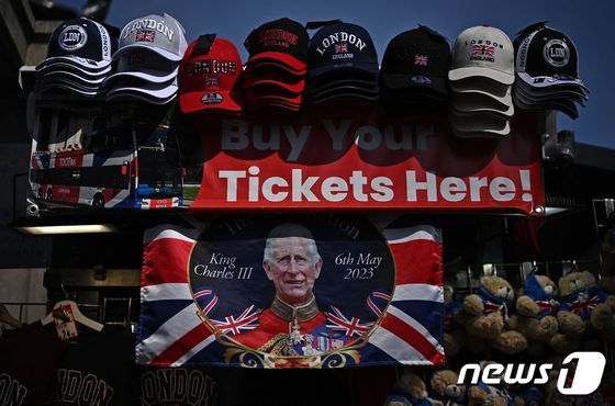 6일(현지시간) 치러지는 찰스3세 국왕의 대관식을 앞두고 이를 기념하는 깃발이 가게 벽에 걸려있다. © AFP=뉴스1 © News1 이유진 기자