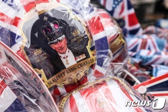6일(현지시간) 치러지는 찰스3세 국왕의 대관식을 앞두고 찰스3세의얼굴이 그려진 모자가 한 가게에서 판매되고 있다. © AFP=뉴스1 © News1 이유진 기자
