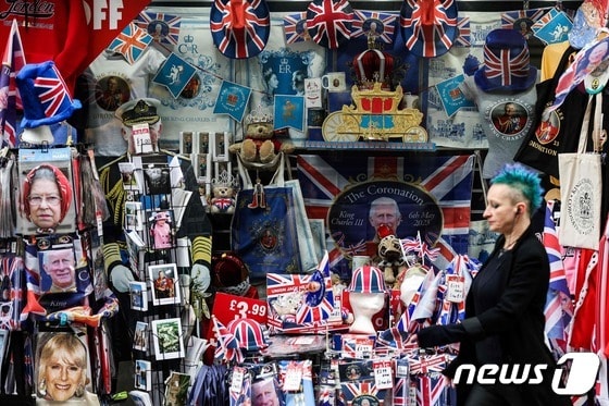 3일(현지시간) 70년 만에 거행되는 찰스 3세 영국 국왕의 대관식을 사흘 앞두고, 이를 기념하는 각종 접시와 찻잔, 수건 등 각종 기념품들이 현지 가게에서 판매되고 있다. © AFP=뉴스1 © News1 이유진 기자