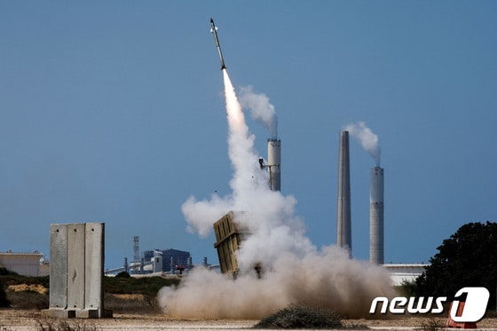 2022년 8월 7일 이스라엘-가자지구 상공에서 이스라엘 저고도 요격 체계 '아이언돔'(Iron Dome)이 이스라엘로 향하는 미사일을 요격하고 있다. 2022.8.7 © 로이터=뉴스1 © News1 정윤미 기자
